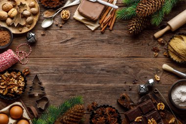 Noel veya yeni yıl mutfak rustik ahşap arka plan pişirme şenlikli yemekler, xmas pişirme için gıda maddeleri ile. Ahşap masa üzerinde Noel pasta için Tatil pişirme çerçevesi