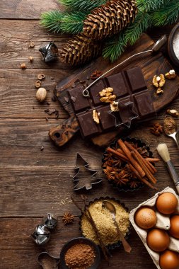 Noel veya yeni yıl mutfak rustik ahşap arka plan pişirme şenlikli yemekler, xmas pişirme için gıda maddeleri ile. Ahşap masa üzerinde Noel pasta için Tatil pişirme çerçevesi