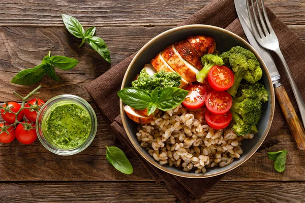 Hähnchen Lunchschüssel Mit Brokkoli Frischen Tomaten Gerstenbrei Und Basilikum Pesto — Stockfoto