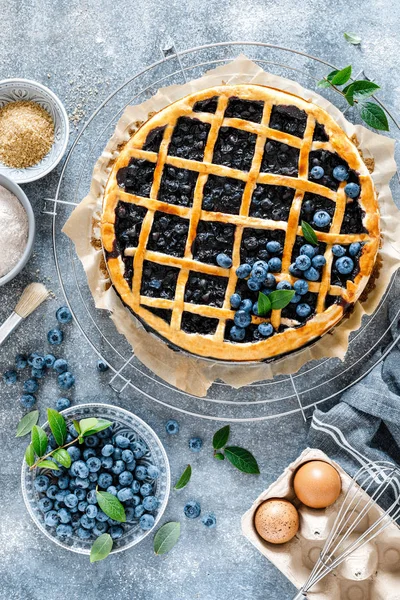传统的自制美国蓝莓派与格子糕点 — 图库照片