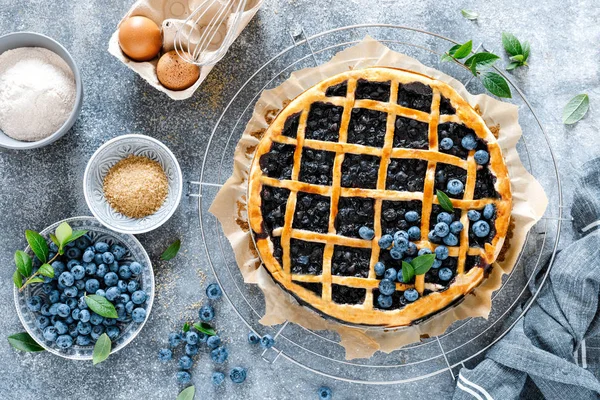 传统的自制美国蓝莓派与格子糕点 — 图库照片