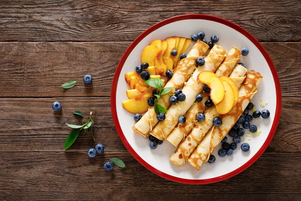 Zoete Pannenkoeken Gevuld Met Verse Blueberry Perzik — Stockfoto