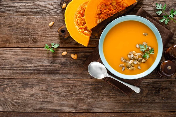 Kürbissuppe Vegetarische Suppe Mit Kürbiskernen Schüssel Auf Holztisch Draufsicht — Stockfoto