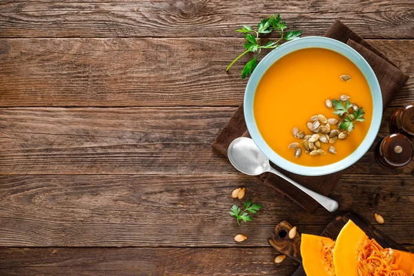 Kürbissuppe Vegetarische Suppe Mit Kürbiskernen Schüssel Auf Holztisch Draufsicht — Stockfoto