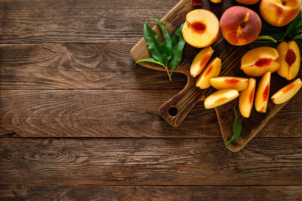 Ripe Peaches Leaves Basket Wooden Table Top View — Stock Photo, Image