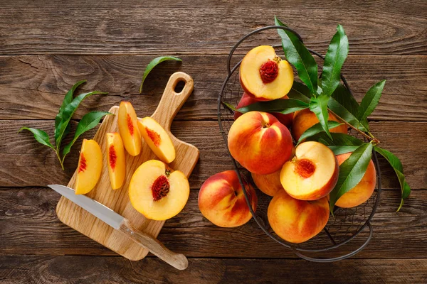 Ripe Peaches Leaves Basket Wooden Table Top View — Stock Photo, Image