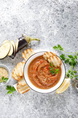 Pişirme için malzemelerle Patlıcan humus. Geleneksel vegan arap patlıcan mezesi. Baba Ghanoush