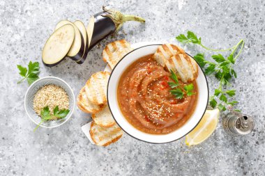 Pişirme için malzemelerle Patlıcan humus. Geleneksel vegan arap patlıcan mezesi. Baba Ghanoush