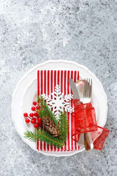 Ajuste Mesa Navidad Con Plato Blanco Festivo Vacío Cubiertos Con — Foto de Stock