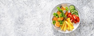 Fırında patates, taze salatalık ve domates ile şiş üzerinde ızgara somon kebap. Afiş