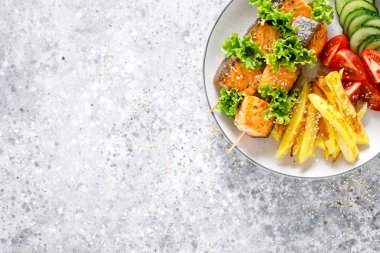 Fırında patates, taze salatalık ve domates ile şiş üzerinde ızgara somon kebap