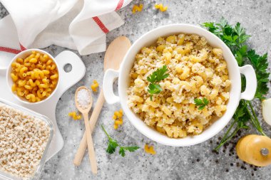 Makaroni po-flotski. Kıymalı tavuk eti ve kızarmış soğan ile lacivert tarzında haşlanmış makarna