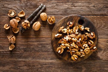 Ceviz. Çekirdekler ve ahşap rustik masa üzerinde bütün fındık, üst görünümü