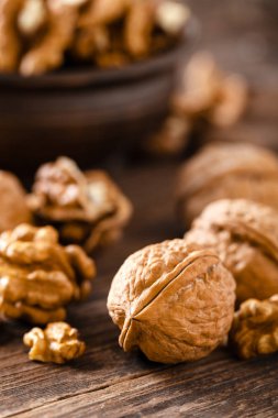 Ceviz. Çekirdekler ve ahşap rustik masada bütün fındık