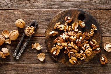 Ceviz. Çekirdekler ve ahşap rustik masa üzerinde bütün fındık, üst görünümü