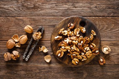 Ceviz. Çekirdekler ve ahşap rustik masa üzerinde bütün fındık, üst görünümü