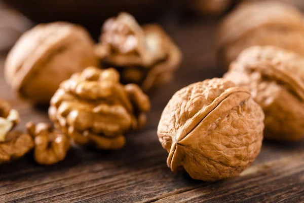 Valnötter Kärnor Och Hela Nötter Trä Rustik Bord — Stockfoto