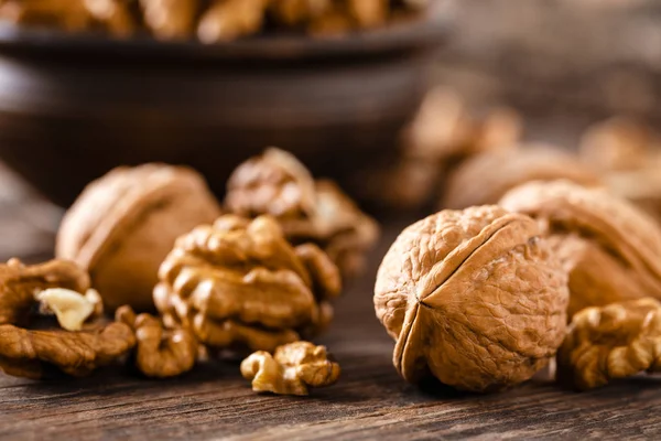 Ceviz. Çekirdekler ve ahşap rustik masada bütün fındık