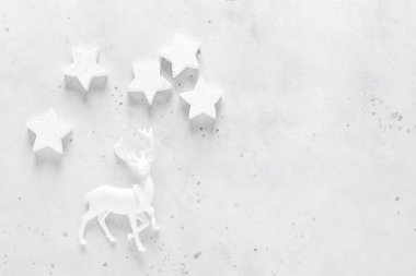 Noel, Yeni Yıl veya Noel tatil şenlikli süslemeleri, yıldız ve beyaz arka plan üzerinde geyik, düz yatıyordu kompozisyon, üst görünümü