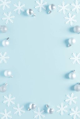 Noel, Yeni Yıl veya Noel tatil şenlikli kış tebrik kartı, mavi arka plan üzerinde süslemeleri, topları ve kar taneleri ile çerçeve, düz döşeme kompozisyon, üst görünüm, metin için alan