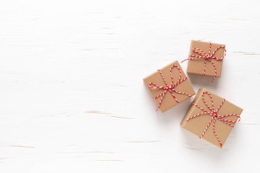 Noel, Yeni Yıl veya Noel tatil şenlikli kış tebrik kartı beyaz arka plan üzerinde hediye kutuları ile, xmas düz yatıyordu kompozisyon, üst görünüm, metin için alan