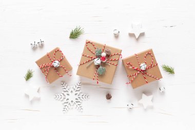 Dekorasyon, hediye kutuları, x-mas süsler, yıldızlar ve beyaz arka plan üzerinde xmas kar tanesi ile Noel, Yeni Yıl veya Noel tatil şenlikli kış tebrik kartı, düz yatıyordu kompozisyon, üst görünümü