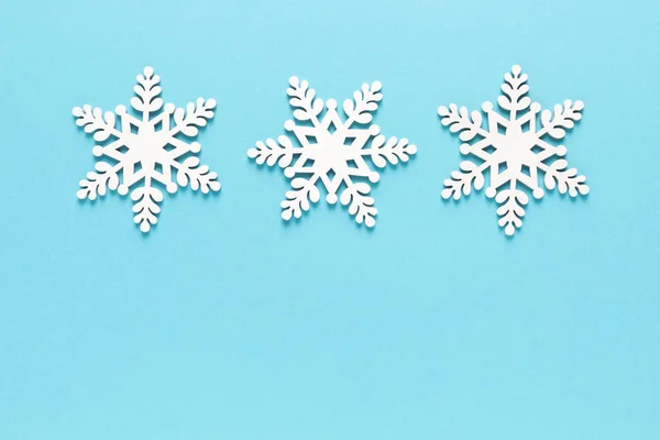 クリスマス 新年やノエルの休日のお祝いの冬のグリーティングカードとクリスマスの装飾 青い背景に雪片 Masフラットレイ構成 トップビュー コピースペース — ストック写真