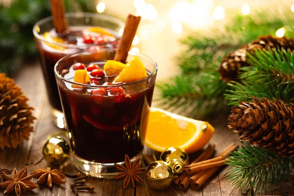 クリスマスは赤ワインにスパイス クランベリー オレンジを入れた 伝統的なホットドリンクやドリンク クリスマスや新年のお祝いのカクテル 装飾付き — ストック写真