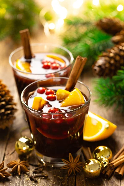 圣诞节时 红葡萄酒上加了香料 蔓越莓和橘子 传统的热饮或饮料 圣诞或新年的节日鸡尾酒与装饰 — 图库照片