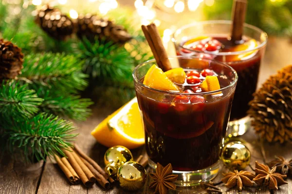 Kerst Glühwein Met Specerijen Cranberry Sinaasappelen Traditionele Warme Drank Drank — Stockfoto