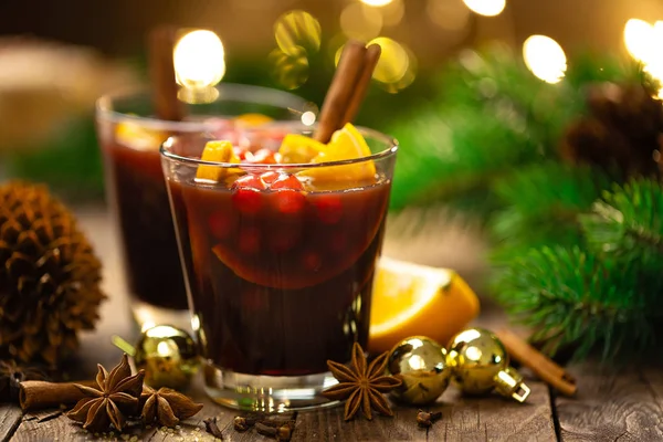 Kerst Glühwein Met Specerijen Cranberry Sinaasappelen Traditionele Warme Drank Drank — Stockfoto