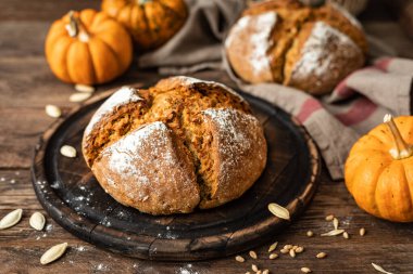 Balkabağı ekmeği. Ev yapımı çavdar ekmeği ve balkabağı.