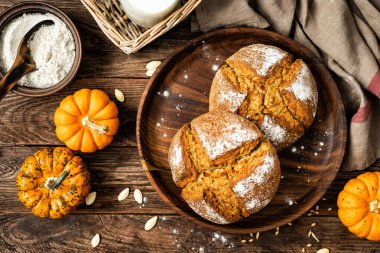 Balkabağı ekmeği. Ev yapımı çavdar ekmeği ve balkabağı.