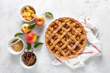 Elmalı pasta. Taze elma ve tarçınlı geleneksel Amerikan elmalı turtası.