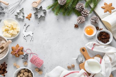 Noel ya da Xmas aşçılık geçmişi. Mutfak masasında hamur işi pişirmek için gerekli malzemeler. Yılbaşı, Noel ya da Noel bayramı süsleri köknar ağacı, kopyalama alanı