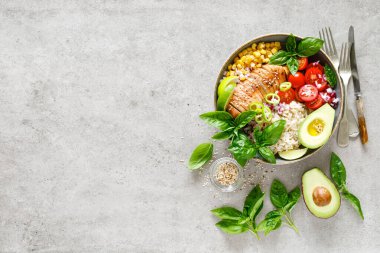 Izgara tavuk göğsü, domates, soğan, mısır, avokado taze fesleğen salatası ve pilav, öğle yemeği için sağlıklı dengeli yemek.