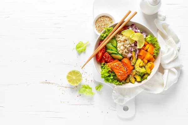 Buddha Schüssel Mit Gegrilltem Lachsfisch Frischen Gurken Tomaten Zwiebeln Paprika — Stockfoto