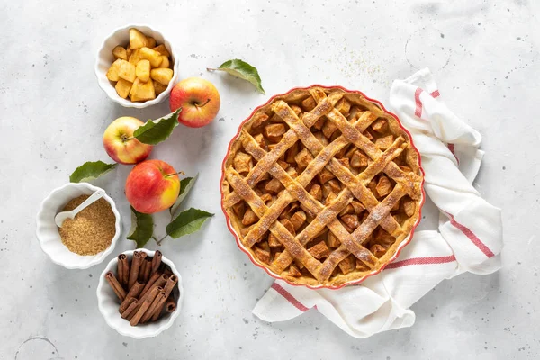 アップルパイ新鮮なリンゴとシナモンと伝統的なアメリカのアップルパイ — ストック写真