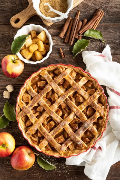 苹果派 带有新鲜苹果和肉桂的传统美国苹果派 — 图库照片