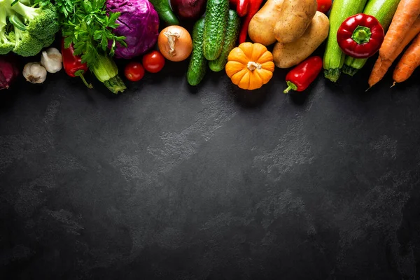 Fondo Culinario Con Verduras Frescas Crudas Una Mesa Cocina Negra —  Fotos de Stock