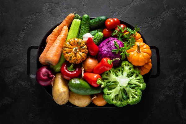 Kulinaarinen Tausta Tuoreita Raakoja Vihanneksia Mustalla Keittiön Pöydällä Terveellinen Kasvisruoka — kuvapankkivalokuva