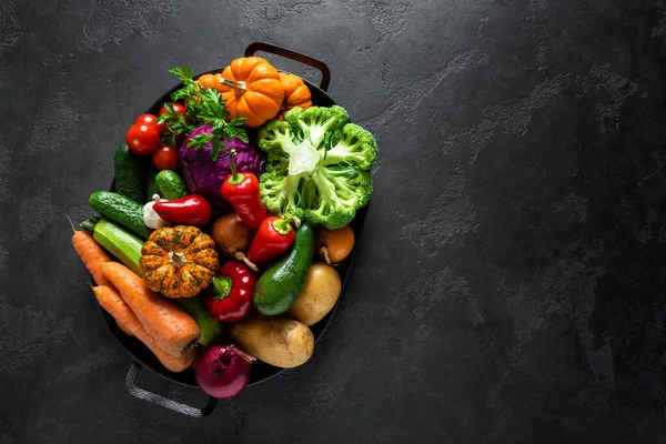 烹饪背景 新鲜生菜放在黑色厨房桌子上 素食理念健康 平面布局 顶视图 — 图库照片