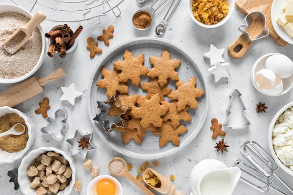 Weihnachtsbacken Kulinarisch Unterlegt Weihnachten Lebkuchen Auf Dem Küchentisch Und Zutaten — Stockfoto