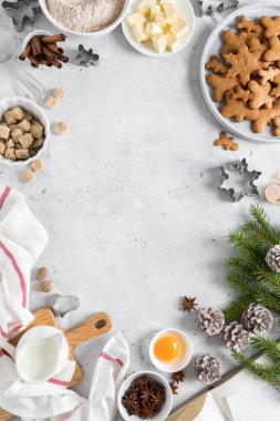 Noel ya da Xmas aşçılık geçmişi. Mutfak masasında yemek yapmak için gerekli malzemeler. Yeni yıl ya da Noel bayramı süslemeleri