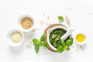 Pesto. İtalyan fesleğen sosu ve aşçılık malzemeleri.
