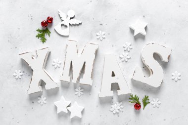 Noel, Yeni Yıl veya Noel bayramı bayramı kutlama kartı süslemeleri, Noel süsleri, yıldızlar, kar taneleri, Noel Baba şapkası ve Noel çanları beyaz arka planda, düz kompozisyon, üst manzara