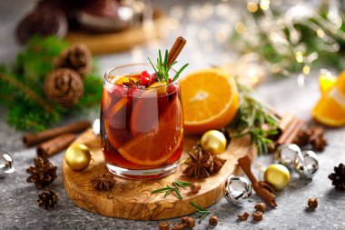 Yılbaşı şarabı. Geleneksel Noel şenliği içkisi, süslemeleri ve köknar ağacı.