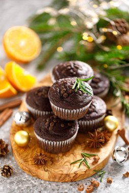 Noel çörekleri. Çikolatalı Xmas veya Noel şenlikli pişirme süslemeleri ve köknar ağacı