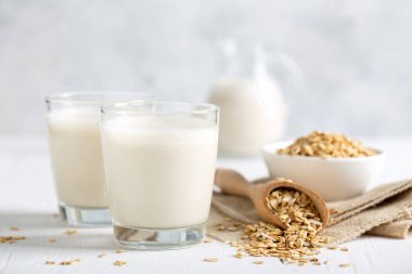 Yulaf sütü. Süt ürünleri içermeyen sağlıklı vejetaryen, gevrek organik içecek.