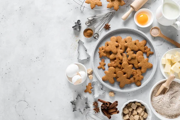Jul Bakning Kulinariska Bakgrund Julpepparkakor Köksbordet Och Ingredienser För Matlagning — Stockfoto